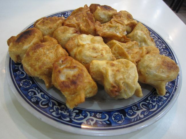 4/6　ランチ（三東餃子館）<br /><br />揚げ餃子。<br /><br />これは美味しい。皮の揚げ加減が絶妙。<br />