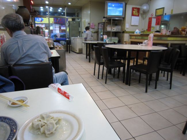 4/6　ランチ（三東餃子館）<br /><br />店内です。<br />非常に庶民的。お値段も庶民的でした。<br />