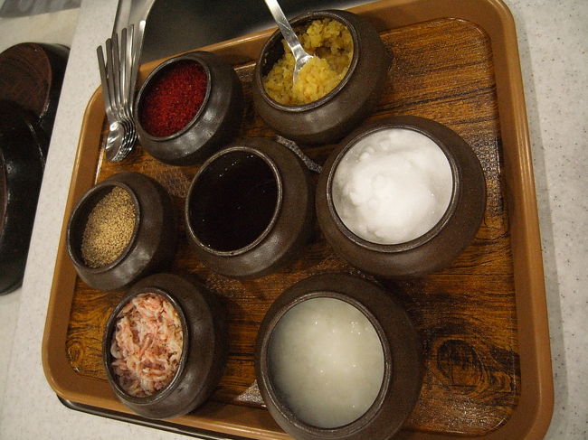 材料はすべて揃っていて先生の言う通り混ぜていくだけ。<br /><br />最後に真空パックにしてくれます。