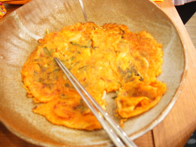 最後にキムチチヂミと梅茶を試食して終了。<br /><br />日本から予約できます。<br />韓服試着＋絵付け＋キムチ作り＋チヂミ試食で１人30,000W<br />明洞の真ん中にあるMプラザでやってます。