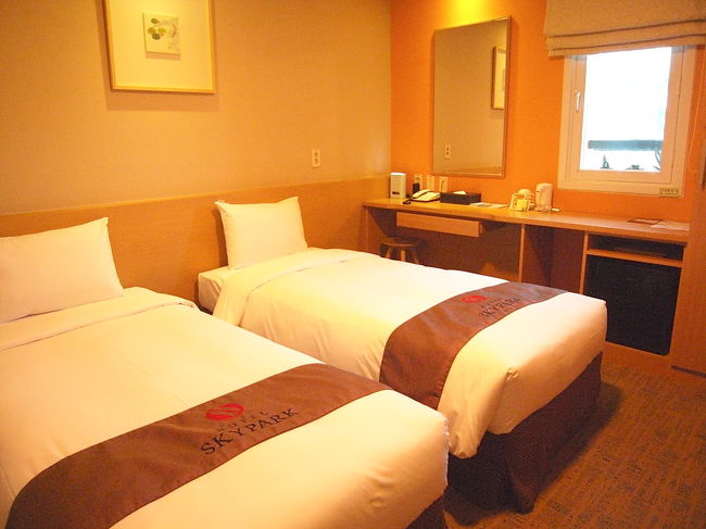 ホテルに戻ってチェックイン<br /><br />今回のホテルは明洞駅の出口からすぐの所にある<br />スカイパーク３