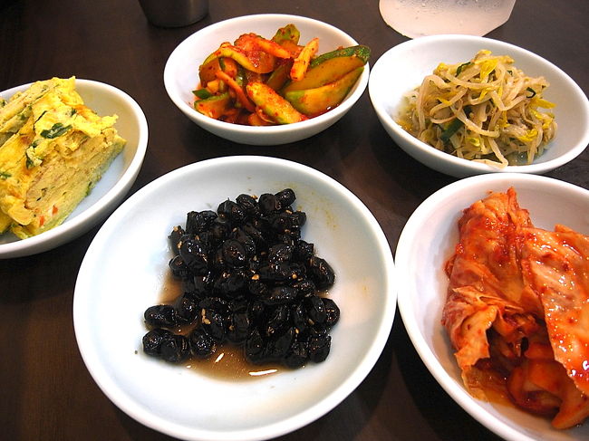 肘が壁にぶつかるほど小さなお店ですが<br />おいしー。