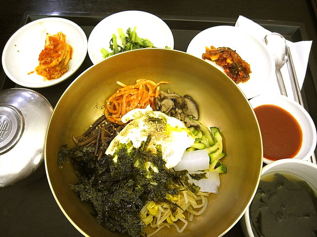 夕食は空港でビビンパ8,000W