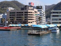 三原港からフェリーは出発。
中央奥側にＪＲ三原駅が少し見える。
新幹線・山陽本線・呉線が停車する。
港から駅まで数分の距離。
交差点での信号待ち時間の方が、歩く時間より長いかも・・・・