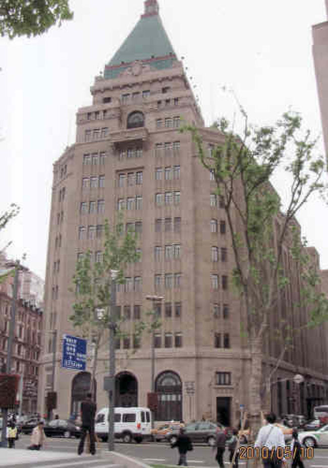 現在和平飯店北楼、建築１９２９年、上海の不動産王サッスーン財閥の本拠として竣工。１１階建、高さ７２ｍ、パーマー＆ターナー事務所による上海アール、デコスタイルの摩天楼。北隣の中国銀行と並んでバンド北部のスカイラインを特徴づける三角屋根が印象的。<br />当時、５階から１０階までがキャセイホテル。最上階には財閥の総師ヴィクター、サッスーンの自室を置いた。１９５６年より現称となった和平飯店はオールド上海の残り香を今に伝える上海を代表するホテル。南京東路２０号。正面は花旗銀行、中山東一路１９号北楼。<br /><br />