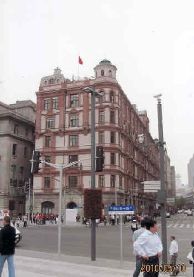 現在和平飯店南楼、建築１９０６年、ヴィクトリーアン、ルネサンス様式建築。当時上海きっての豪華ホテルだった。上海でエレベータを備えた最初のビル。６階建煉瓦造。２階以上の赤煉瓦と白い壁面の対比が鮮やか。１９６５年和平飯店の一部となる。蒋介石と宋美齢との結婚披露宴の場所でもある。南京路の入口の上に竣工の年である１９０６の数字がきざまれている。南京東路２３号。正面は中信銀行,中山東一路１９号南楼。<br />