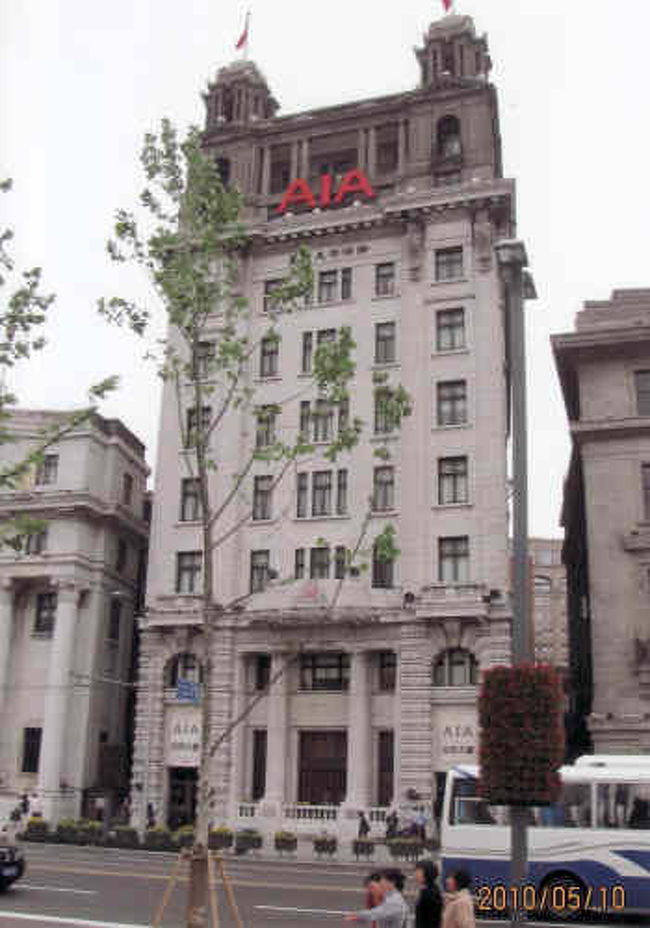 現在友邦厦、桂林大楼、ＡＩＡ保険公司、建築１９２７年、旧中国で最も長い期間発行された英字新聞。租界当局のスポークスマン的存在として英米資本の権益を代表。１８５０年「北華捷報、副刊」として創刊。１９５１年停刊。鉄筋造９階建、屋上に二つの角亭をもつ。中山東一路１７号。