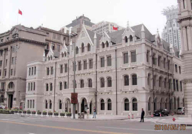 現在外灘６号、建築１８９３年、国内最初の中国人によって開かれた銀行。１８９７年上海に総行をおく。当初の赤煉瓦壁は現在白く塗られている。窓の上部のアーチがそれぞれ異なる形なのが特徴で一階は半円形、二階は弧円形、３階平方形、です。１階はブランドショップＤＯＬＣＥ＆ＧＡＢＢＡＮＡ，中山東一路６号。<br />