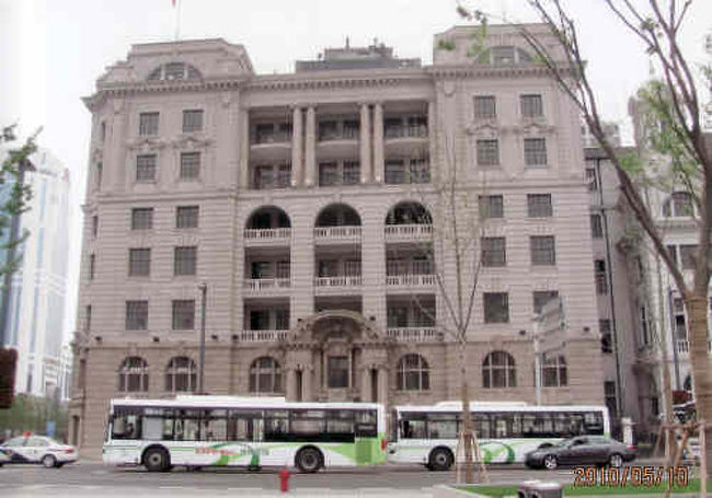 現在美国友邦保険公司（ＡＩＡ）、建築１９１６年、共同租界バンドの最南端。当初この場所にあったマクベイン商会は１９０３年日本郵船に買収される。バロック様式を主とする折衷主義建築。中山東一路１号。<br />