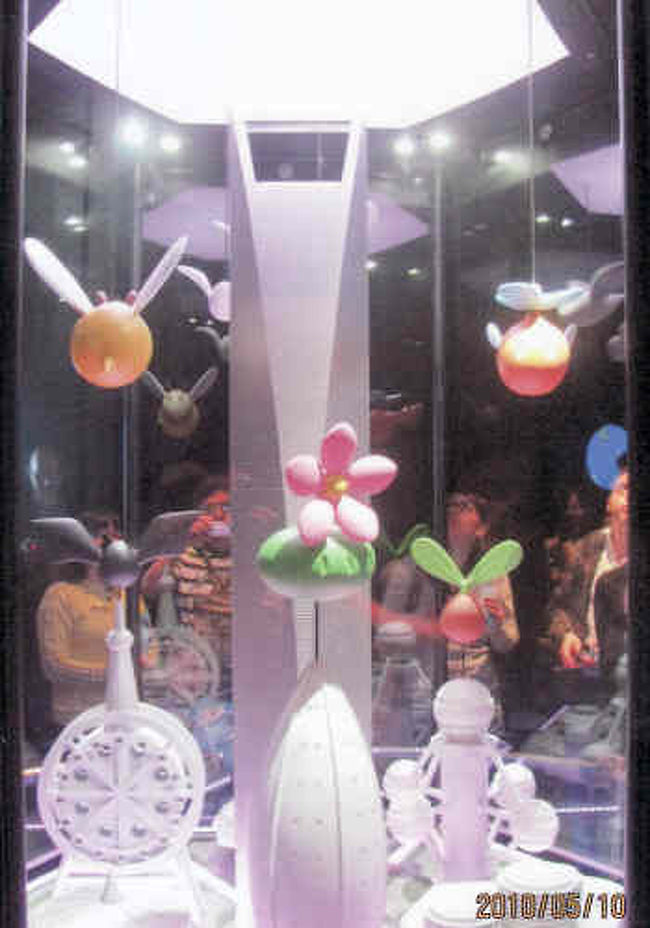 入口の模型の前で建物の説明（中国語）があります。高さ４９２ｍ展望台は９４Ｆ（４２３ｍ）、９７Ｆ（４３９ｍ）、１００Ｆ（４７４ｍにあります。