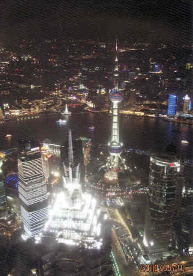 手前より金茂ビル（ホテル）、東方明珠テレビ塔、黄浦江（遊覧船）外灘側にガーデンブリッジ（蘇州河）が見える。<br />