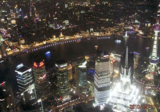 黄浦江を挟んで租界時代の建物の並ぶ外灘、近代的な高層ビルの並ぶ浦東、新旧対照的な建物が同時に見られる。