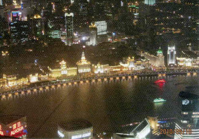 外灘の建物がライトアップして並んでいます。建物の後のビルは照明を落とし外灘の建物を引き立たせています。手前は黄浦江です。<br /><br />