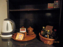 桂林帝苑酒店の湯飲みは木製。軽い。
