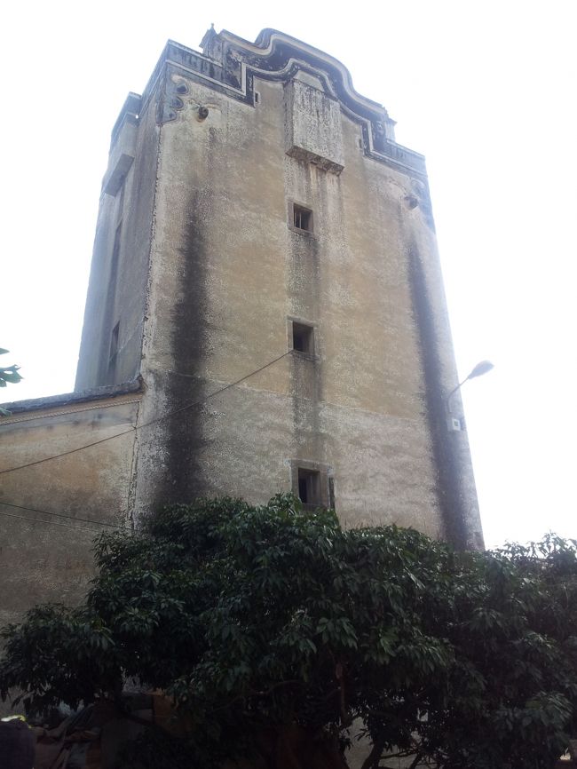 決して広くはない村でかなり高層なのが<br />建っており感動。