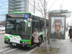 三宮駅から神戸市バス20系統に乗車し、県立美術館前バス停で下車します。
