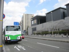 道路を挟んで向かい側にあるのが、兵庫県立美術館の建物。
設計は安藤忠雄氏、2002年に開館したばかりの新しい建物です。