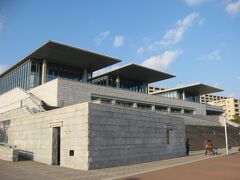海側から見た兵庫県立美術館の建物。