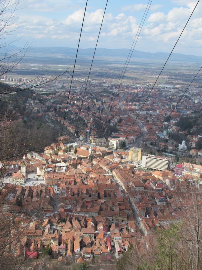 ★トゥンパ山展望台からふもとへ★<br />数本見える線は、ロープウェイのロープ。行きは上ることに専念して写真は撮らなかったので、帰りに撮ってみた。<br />行きは展望台まで50分くらいだったけど、帰りは45分くらい。疲れた。トゥンパ山は標高865m。高尾山にも登ったんだから、行けるはず！って思って歩いたけど、高尾山は標高599mなのね…。最初から知っていたら、のぼるのを躊躇したかも。