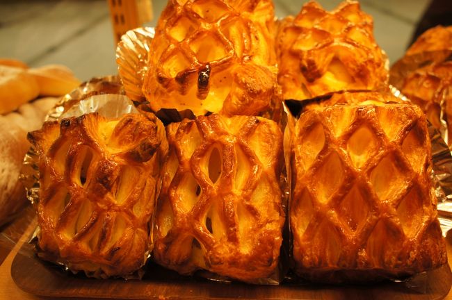 朝飯代わりのアップルパイを買いましたが、ホテルのパンらしくきちんとしたお味。しかし、ポロポロ崩れる生地なので、電車の中では食べにくい。まあ、そんなことは、想定していないから、仕方ないんですが。。<br />