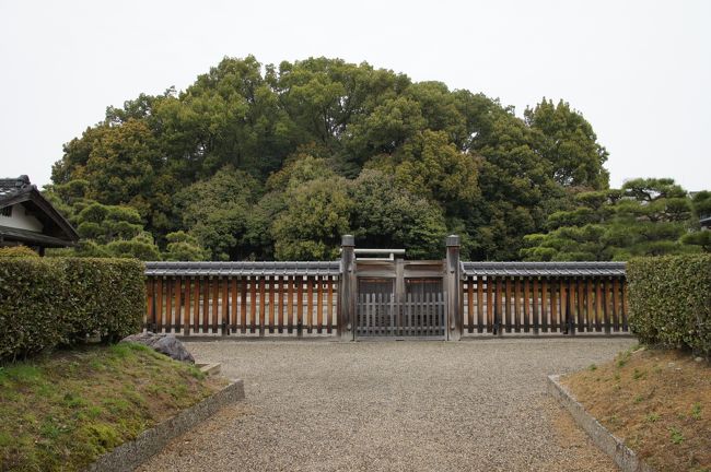 大通りから、陵が見えていたのですが、なかなか入口にたどり着かない。四苦八苦して三条通りからの入口を見つけました。趣は市内にあっても、おごそかです。<br />