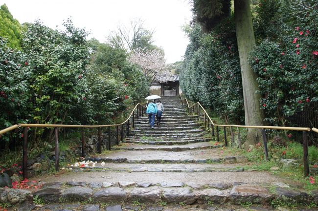 市内を見下ろす眺めの良さと萩と五色椿で知られています。<br />