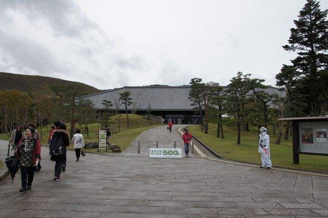 この奥が、奈良県新公会堂。奈良県置県100年を記念して建設されました。