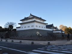 レンタカーを返し、静岡駅の反対側に渡り、駿府城に向かいます。15：45頃到着。巽櫓です。復元した建物だそうです