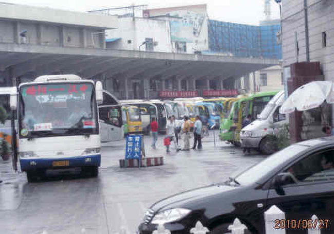 近郊へ行くにはこのバスターミナルに移動しないといけない。