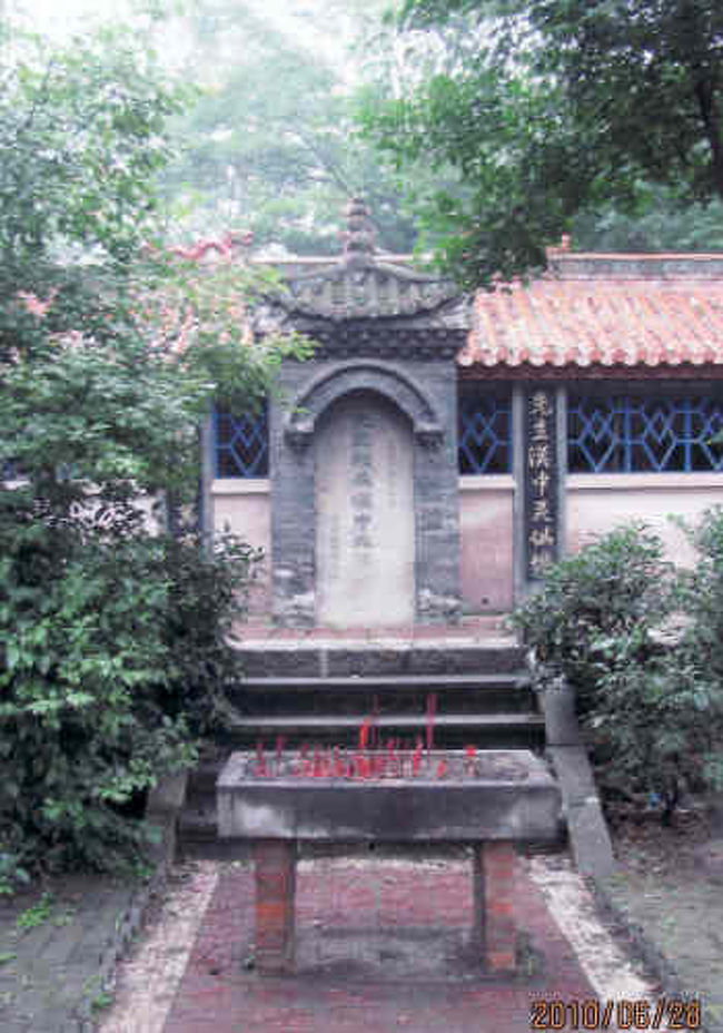 石碑があります。入口に錠がかかっています。バイタクの伯父さんに管理人を呼んできて開けてもらいました。おばちゃんに１０元払いました。