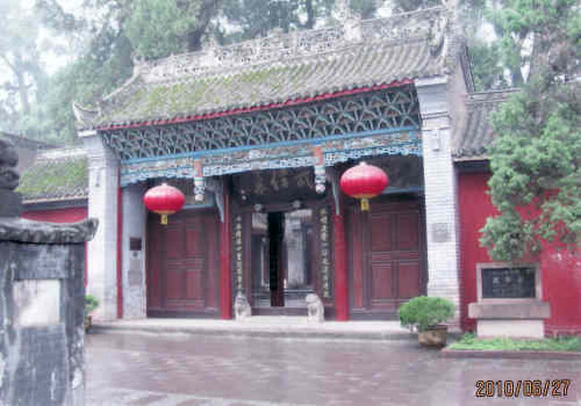 三百aの陵園はいたって質朴。「墓は簡素にせよ」と言い残した孔明の意志は、後世まで厳かに守られているようであった。楼閣等も少ない。<br />