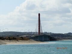 レンタカーを借りて、まずは海中道路へ。
平安座島から見る、へんざ海中大橋です。