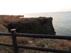 万座毛に着きました。
夕日を待ちわびる人でいっぱい。