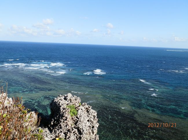 風も心地よくて、いい場所見つけました。<br /><br />島々を後にして、万座毛に向かいます。<br />もちろん帰りの道も、海に見とれっぱなし。