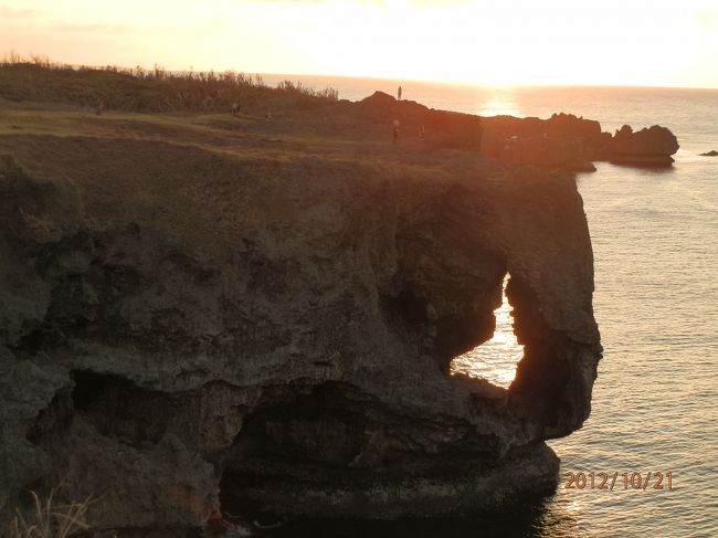 海も岩も赤くなってきました。