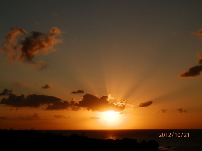 夕日が沈むのを見届けます。