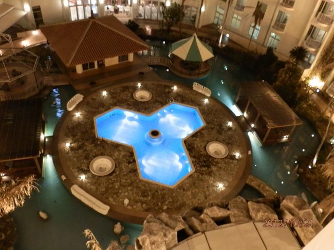 ホテルの真ん中にあるプールです。<br />入る時間あるかなあ。