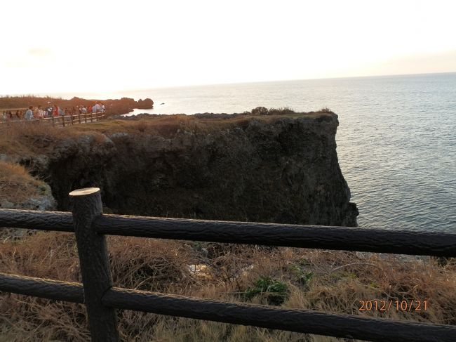 万座毛に着きました。<br />夕日を待ちわびる人でいっぱい。