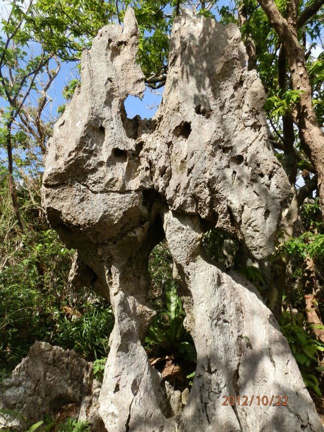 奇岩、骨盤石です。<br />なるほど。