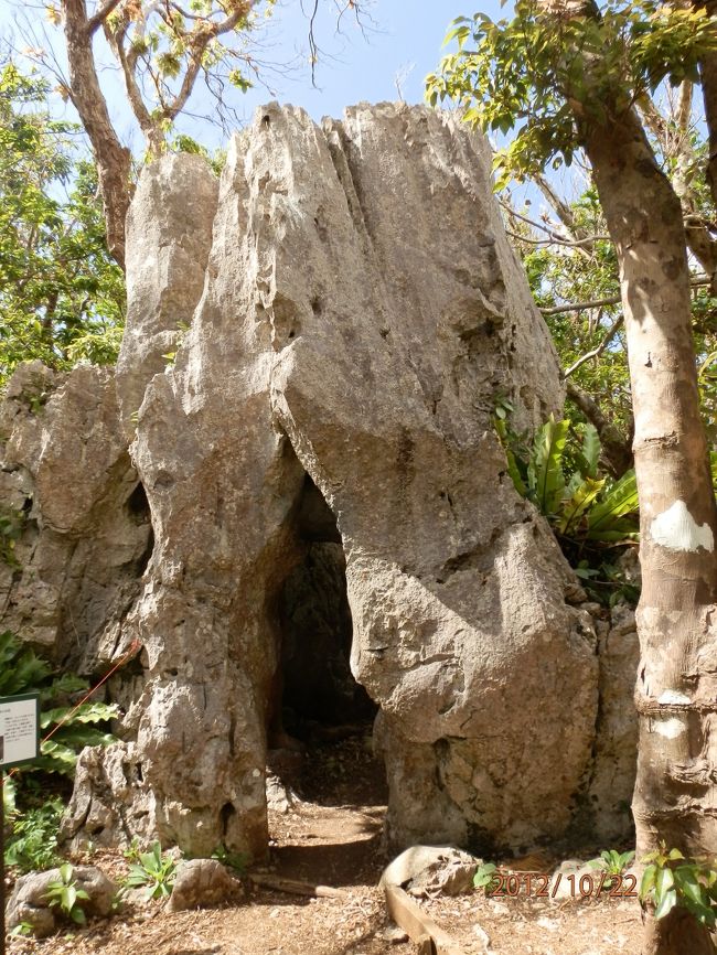 奇岩、生まれ変わりの石です。<br />中をくぐると生まれ変われるという事で、もちろんくぐってみました。<br />オギャー。