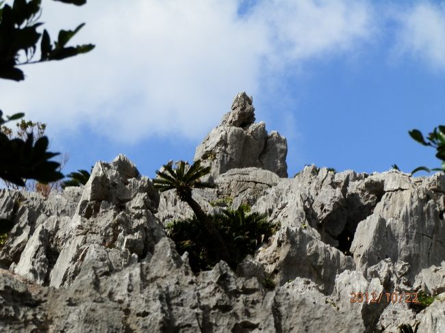 いろんな姿を見せてくれます。<br />てっぺんの岩がいいですねえ。