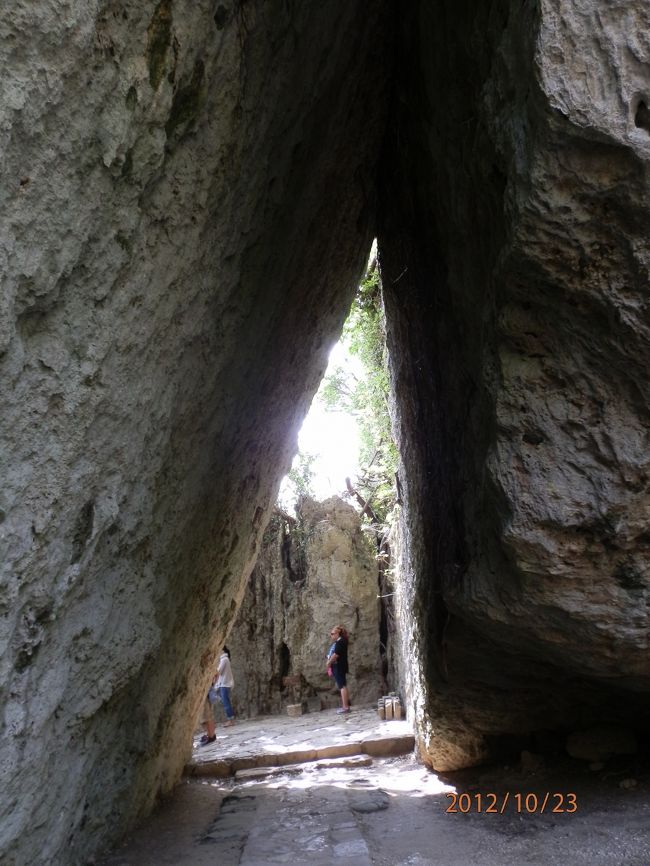 あまりにも有名な三角形です。<br />向こうから光が射してて、いい感じです。