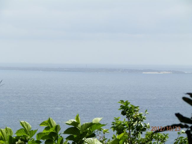 三角形の空間をくぐると、東側に海が見えます。<br />久高島が望めます。ステキ。