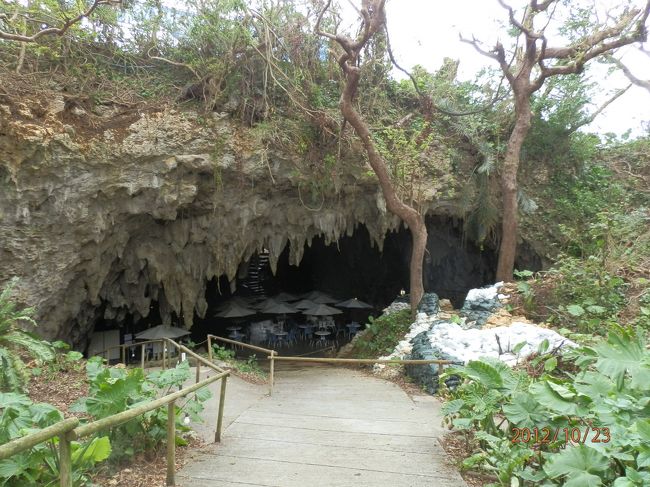 ケイブカフェが見えてきました。<br />洞窟になってます。ステキ。