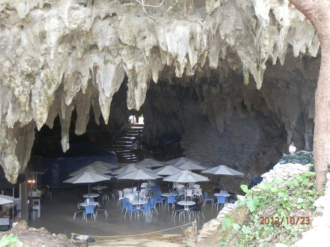 ここが、ツアーのスタート地点です。<br />ガイドさんの説明を聞いて、用意された虫よけをぬって、さらに飲み物を1本づつもらって出発です。<br />