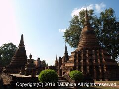 ワット・マハタート(&#3623;&#3633;&#3604;&#3617;&#3627;&#3634;&#3608;&#3634;&#3605;&#3640; (Wat Mahathat))

歴史公園の中央にある寺院です。名前になっている「マハタート」とは仏舎利のことです。


ワット・マハタート：http://www.thailandtravel.or.jp/detail/sightseeing/?no=256
仏舎利：http://ja.wikipedia.org/wiki/%E4%BB%8F%E8%88%8E%E5%88%A9