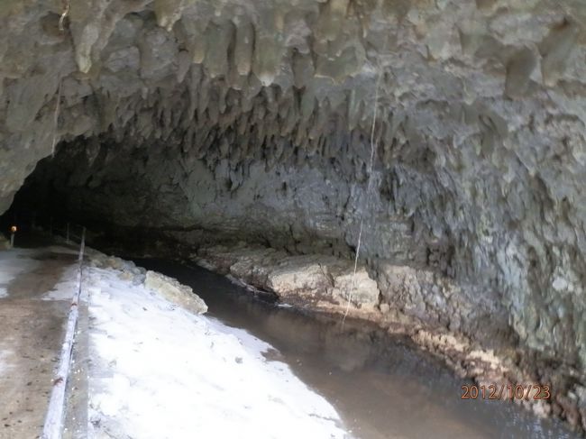 イキガ洞への入り口です。<br />ランプを持って探索します。