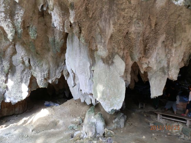 古代人の居住跡、武芸洞です。<br />発掘が続けられてます。<br />神秘をたどるツアーの最終地点です。<br /><br />出口はおきなわワールドへと続いてます。<br />ツアー料金で、エイサーを見ることができます。