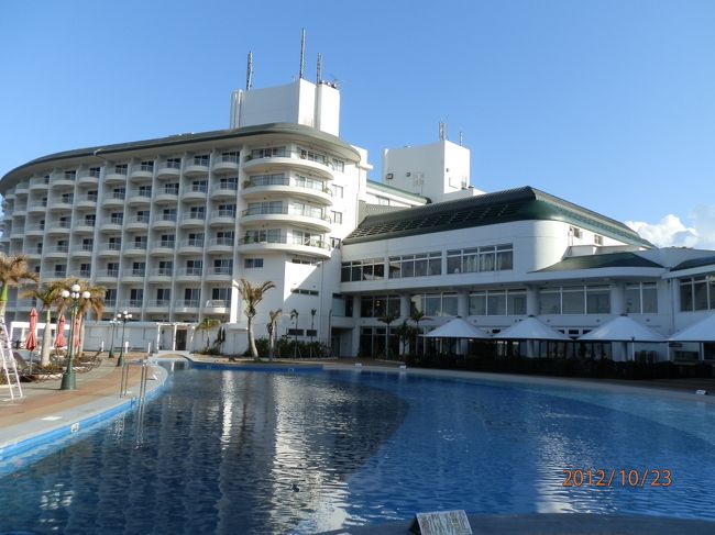 ４日目。<br /><br />チェックアウト前にホテルの中を散歩。<br />朝から夜まで遊んで、せっかくのリゾートホテルなのに、ゆっくりできなかったもんなあ。<br />今更、こんな、きれいなんだあ。<br />プールサイドです。