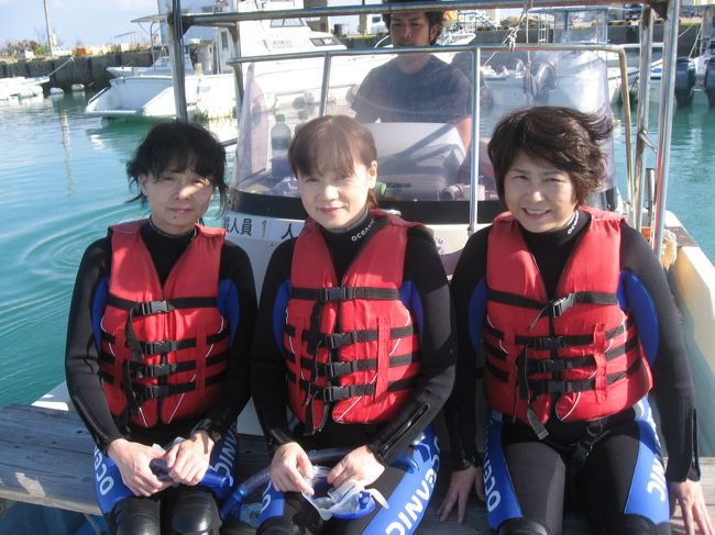 少々波が高いとのことですが、無事に船が出ることになりました。<br />洞窟の手前で、「はい、飛び込んで」<br />インストラクターのお兄さんの浮き輪につかまって、引っ張ってもらって、<br />必死にバタ足。<br />「はーい、着いたよ。」の声で顔を上げると、<br />